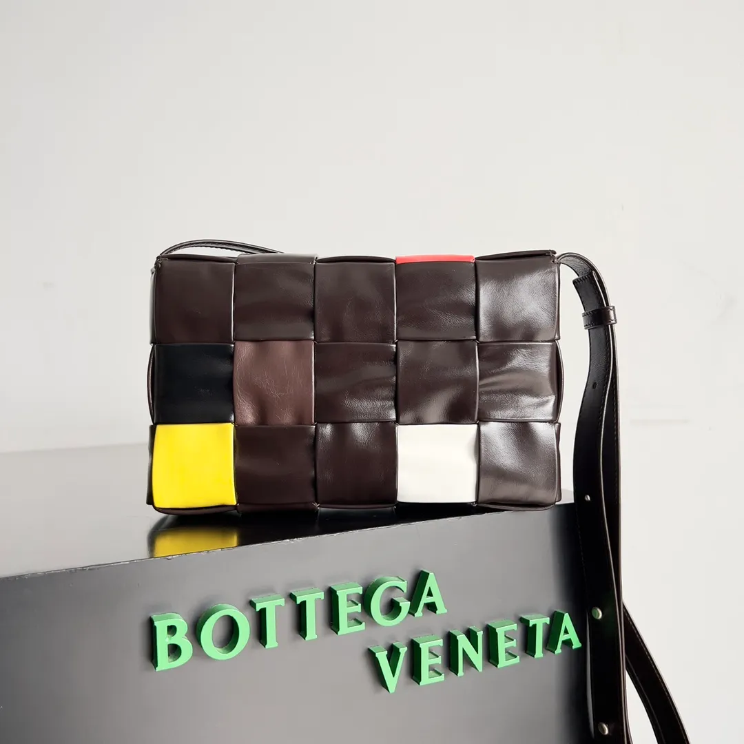 Batch 1880 BottegaVeneta new Cassette series men's fashion, colorful style trend‼ ️Macaron color matching Cassette's latest color check style is suitable for you who are leading the fashion 🌟 Braided Reverie, modern style and color ✨ Unisex, fashionable and practical, a must-have bag, easy to match with a high-end feel, very light weight, lazy and casual Style number: 667298 Size: 23*15*5cm